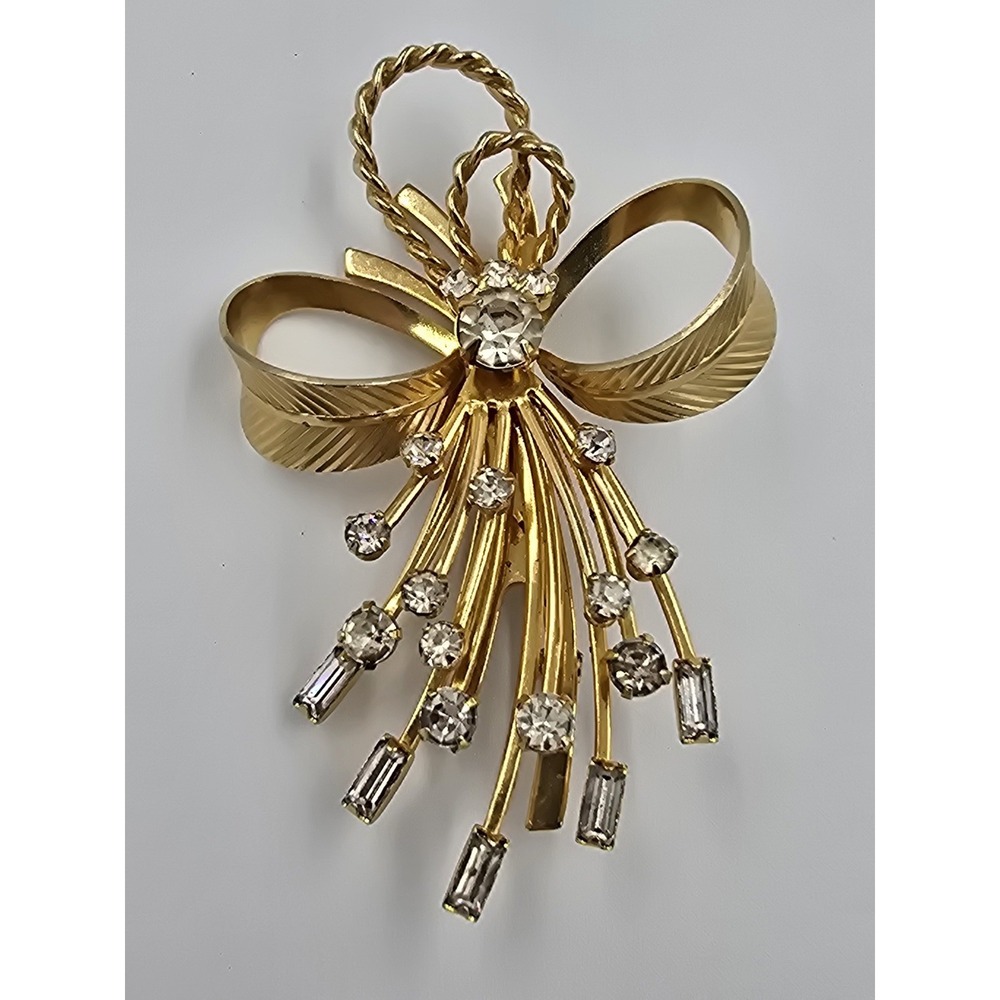 Vintage Sarah Coventry Gold Tone Rhinestone Bow Vogue Spray Brooch Pin Jewelry